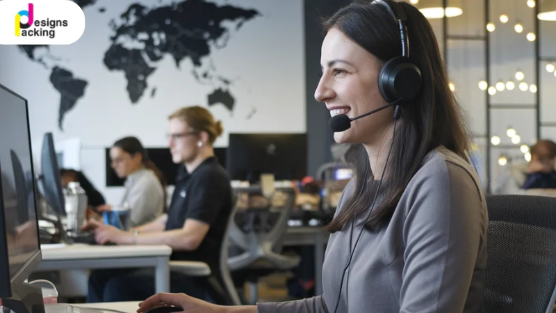 พนักงาน Customer Support กำลังให้บริการลูกค้าผ่านระบบออนไลน์ สื่อถึงความสำคัญของประสบการณ์ลูกค้า